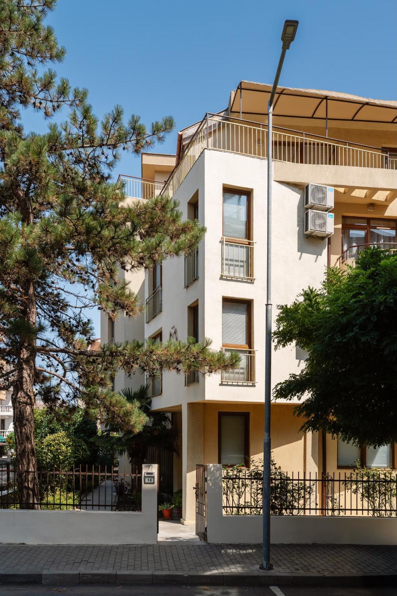 Hotel Milan Primorsko Luaran gambar