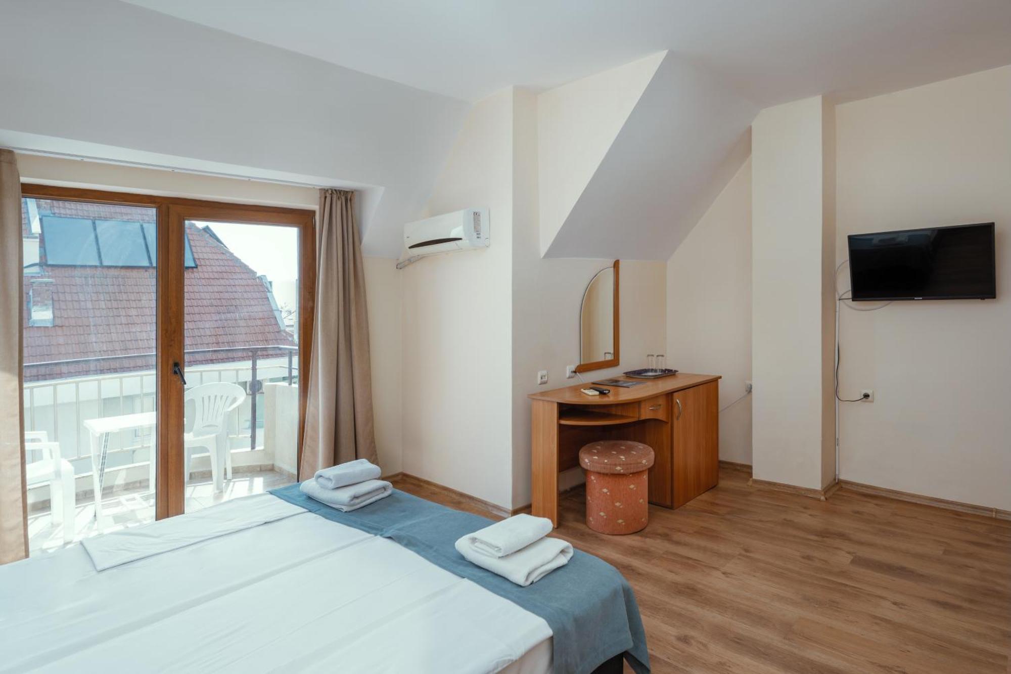 Hotel Milan Primorsko Luaran gambar